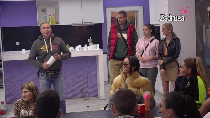 AU, BIĆE BAŠ TIJESNO! Nakon što su zadrugari izglasali da u izolaciju ide Žana Omnia, voditelj je saopštio da će se s njom boriti ONA! (VIDEO)