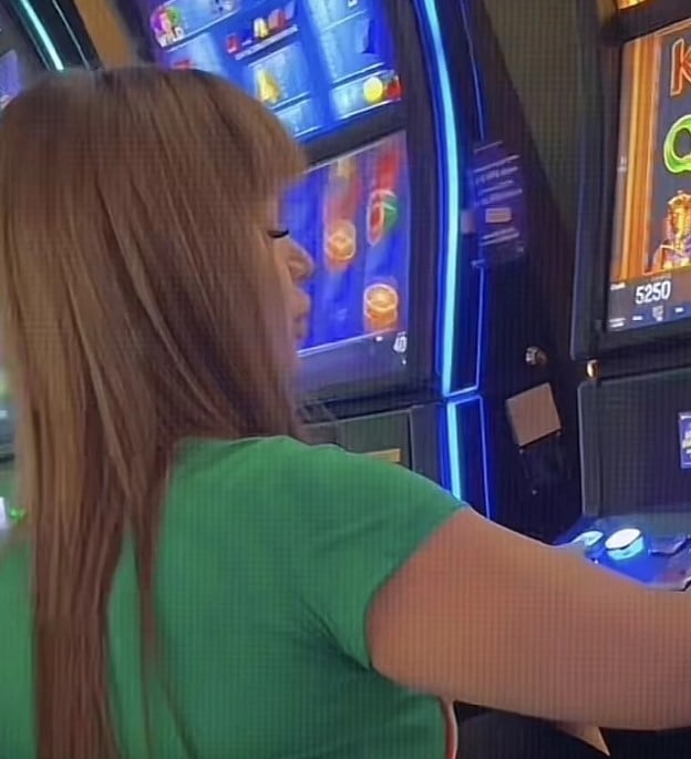 MILJANA KULIĆ U KOCKARNICI: Na desetine novčanica od 2.000 dinara stavlja u automat (FOTO)