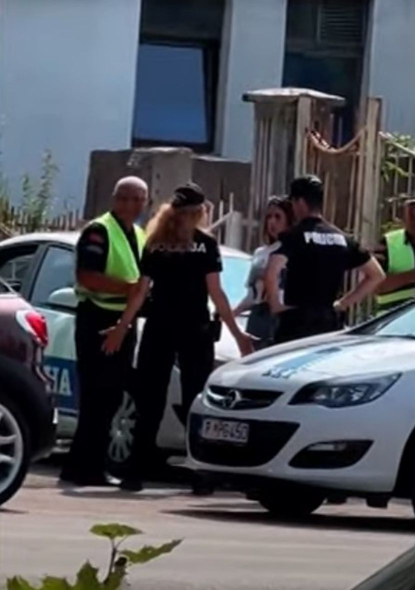 PATROLA POLICIJE OPKOLILA ANĐELU ĐURIČIĆ! EVO ŠTA SE DEŠAVA U CRNOJ GORI: “Zovite pojačanje”, DIVLJAI URLA (VIDEO)