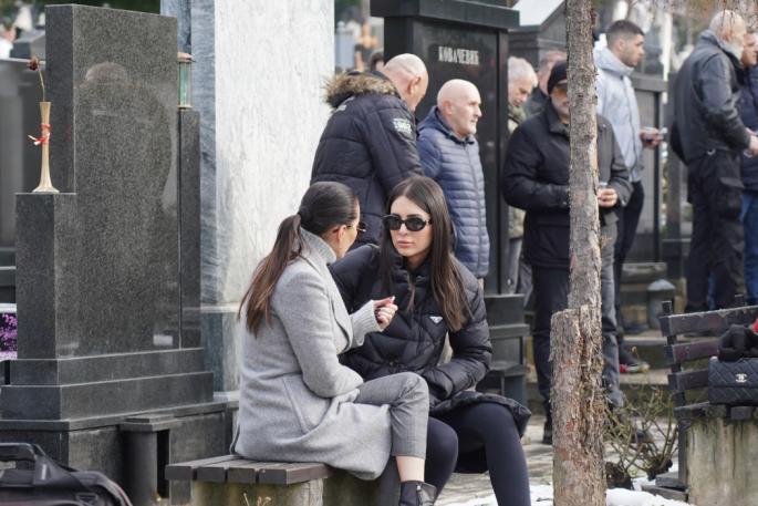 Najpotresnija scena na groblju… Ceca i Anastasija se osamile i tješile jedna drugu, a onda su uradile nešto pretužno